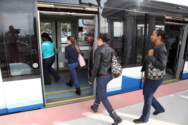 这是乘客登上 HRT Tide 轻轨系统轻轨列车的照片。